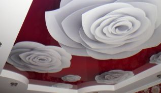 Натяжной потолок: белая роза